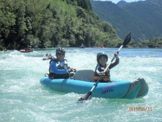 大人同志や親子で1日どっぷり楽しめるダッキーでの川下りです。