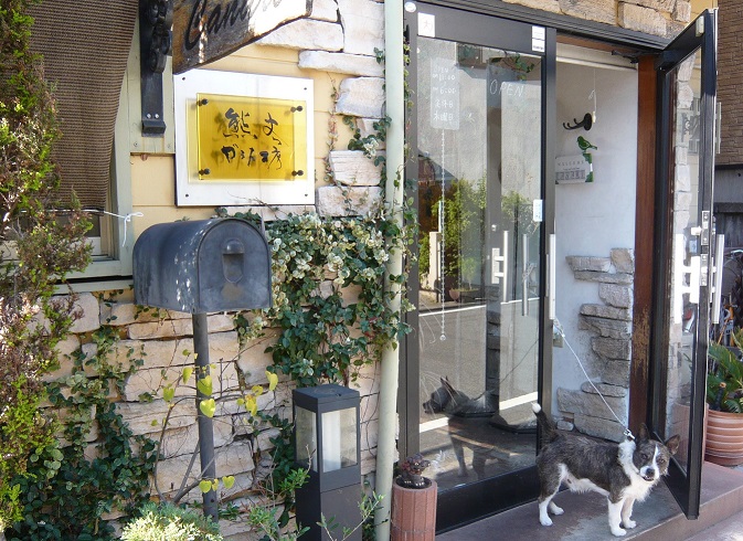 工房入り口です。黄色い外壁が目印です。