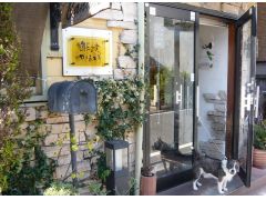 工房入り口です。黄色い外壁が目印です。