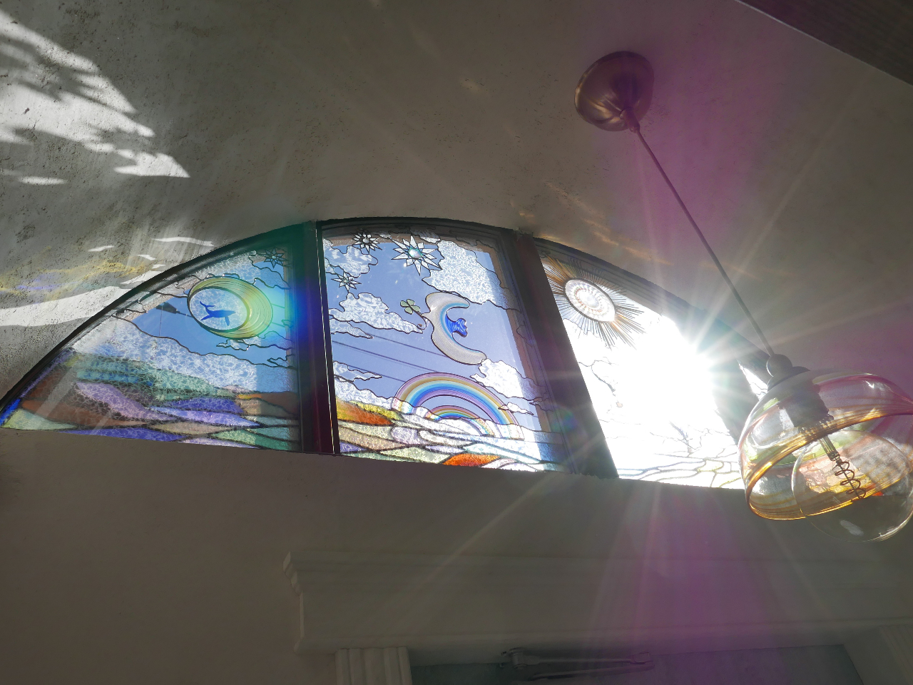 工房施設内にある手づくりステンドグラス
