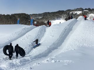オープン日1 15 22冬 冬遊び特集 土日祝日 どんでん平スノーパーク 1日遊び放題プラン 料金 中学生以上3500円 小学生2500円 未就学児300円 当日予約可 締切深夜3時 どんでん平スノーパーク じゃらん遊び体験 オープン日1 15 22冬 冬遊び特集 土日祝日 どんでん平スノーパーク 1日遊び放題プラン 料金 中学生以上3500円 小学生2500円 未就学児300円 当日予約可 締切深夜3時 どんでん平スノーパーク じゃらん遊び体験