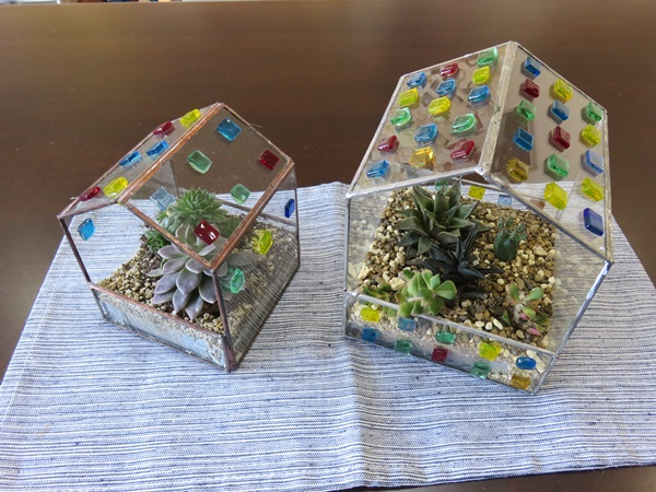 ステンドグラスを使用した、立体ハウステラリウムです。サイズが大と小があります。お部屋のインテリアもピッタリ♪