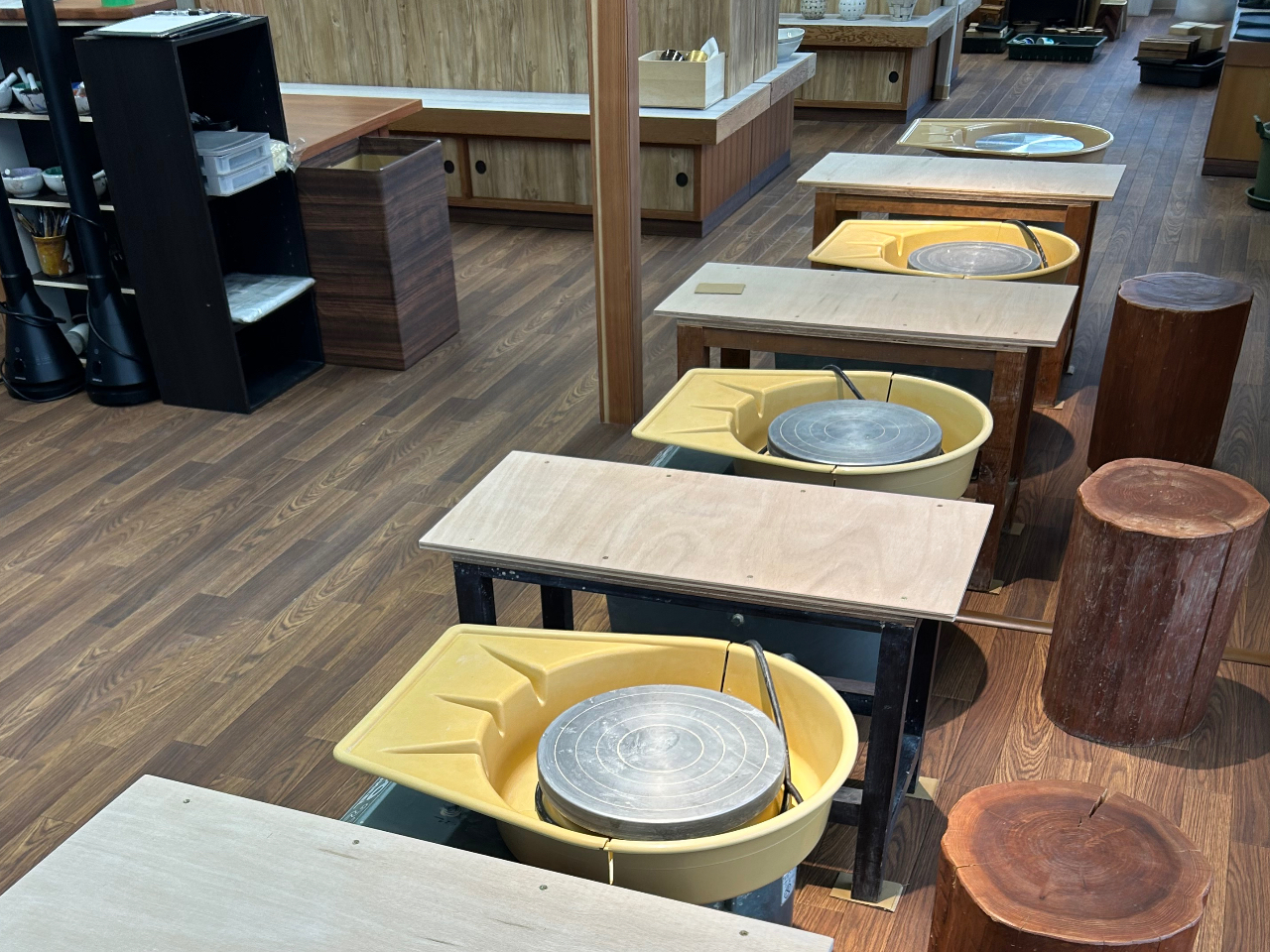 電動ろくろ5台あります。