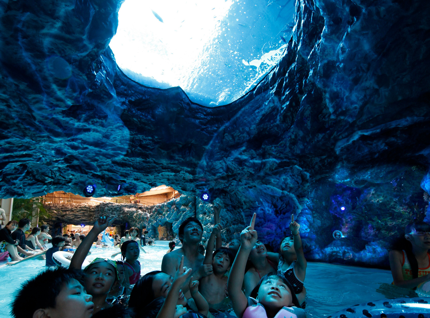 \日本発/流れるアクアリウムプール「フィッシュゴーランド」は、まるでお魚と一緒に泳いでいるかのよう。