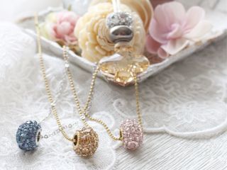 コロンとした可愛いネックレスです。何個か作って、繋げて楽しんだり、チェーンを替えたりすることも出来るので、アレンジの幅が広がります。