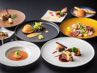 地産の食材をふんだんに使用し、エシカルな構成に拘った料理長の個性が光るシグネチャーメニュー。コースに合わせたナチュールワインのペアリングもご用意しております。