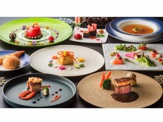 地産の食材をふんだんに使用し、エシカルな構成に拘った料理長の個性が光るシグネチャーメニュー。コースに合わせたナチュールワインのペアリングもご用意しております。