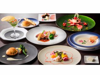 地産の食材をふんだんに使用し、エシカルな構成に拘った料理長の個性が光るシグネチャーメニュー。コースに合わせたナチュールワインのペアリングもご用意しております。