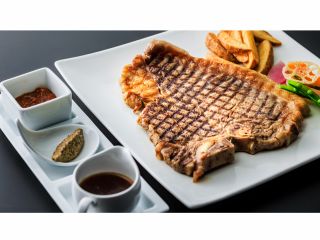 フィレとサーロイン、二つの味が楽しめるステーキディナーです。