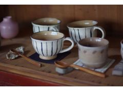 ぎゃらりーでは 5人の作家さんの作品の展示販売をしていますお抹茶(お菓子つき300円)もありますので ごゆっくりしてください
