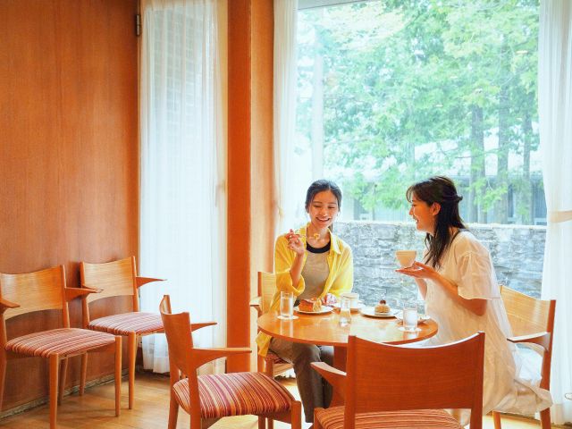 暖炉のある店内でご友人やご家族とゆったりした時間をお過ごしください