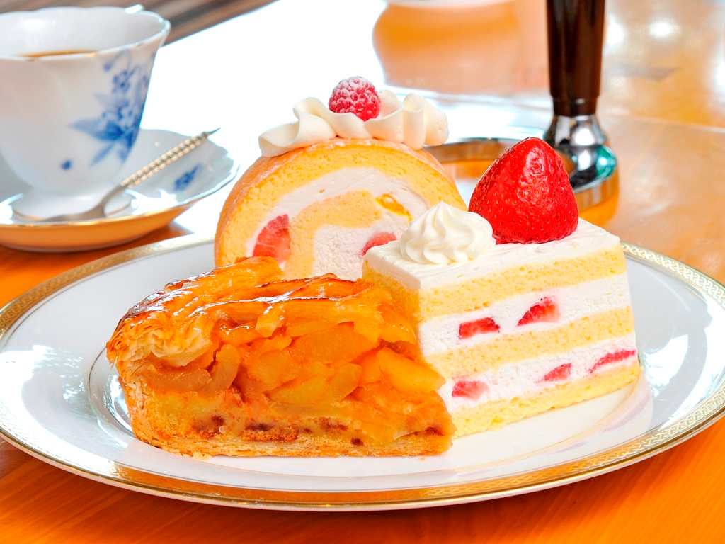 【季節のケーキ盛り合わせ】開業以来、提供し続けているアップルパイはぎゅっと詰まったりんごが特徴です。