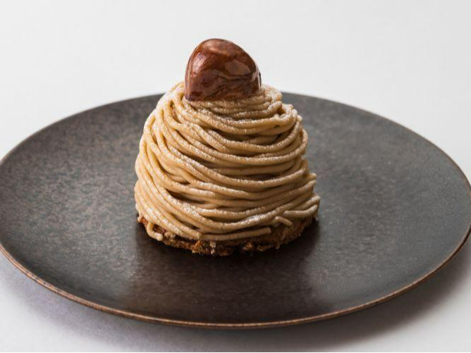 【モンブラン】やまぼうし定番のモンブラン。ヘーゼルナッツのダックワーズにマロンシャンティと和栗のペーストを練りこみました。甘すぎない上品な味わいです。