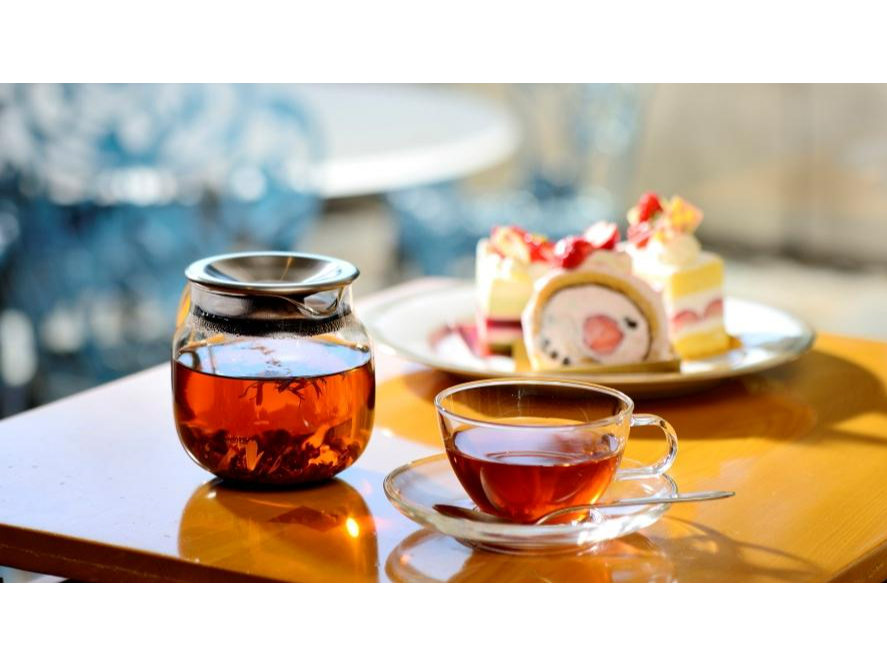 【ホテルメイドの季節ケーキを堪能】日帰り利用はもちろん、九頭龍神社への参拝後やご滞在中のひと息に是非、ご利用ください。