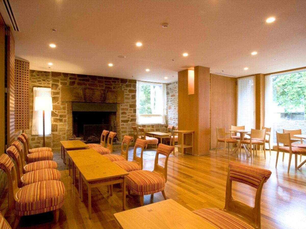 暖炉のある店内は広々としており、落ち着いた雰囲気です。