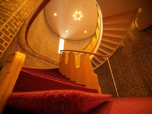 【ザ・プリンス箱根芦ノ湖:ホテル内】名建築家 村野藤吾氏が手掛けた、曲線が美しい螺旋階段。歴史ある当館でゆったり贅沢な時間を過ごしていただけます。