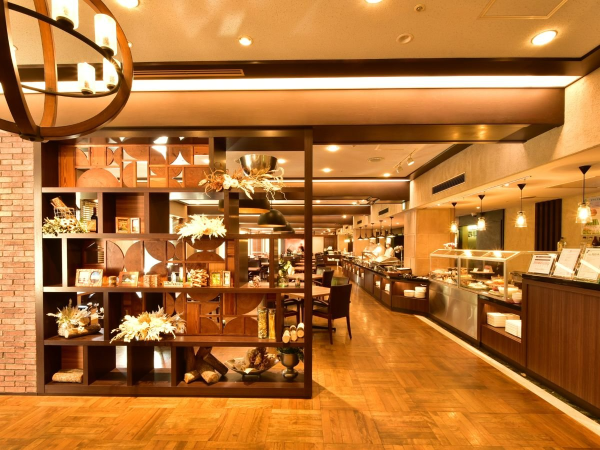 【レイクサイドグリル】エントランスを入ると温かみのある空間が広がっています。