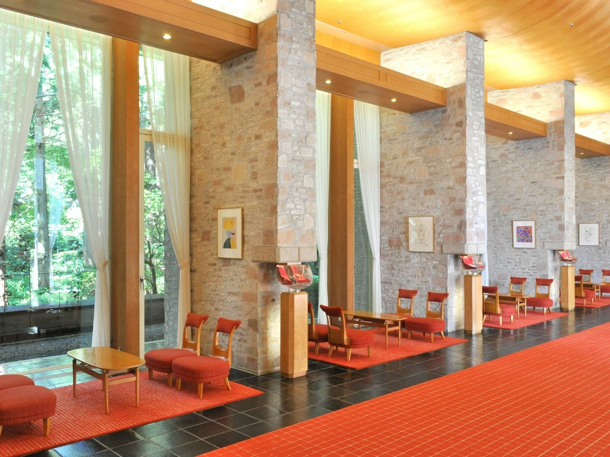 【ホテル内メインロビー】名建築家 村野藤吾氏のこだわりが随所に見られます。ラグジュアリーな空間をお楽しみください。