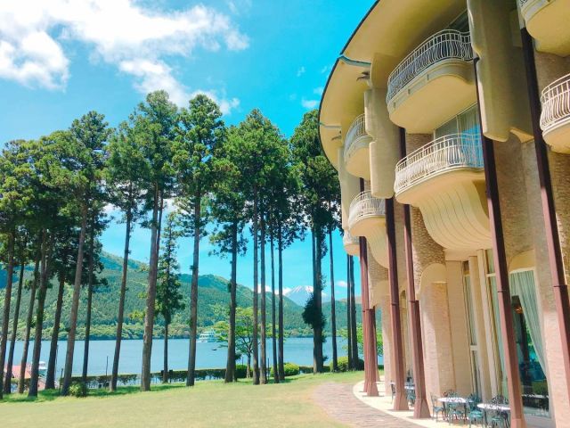 【青い空が広がる夏・本館】四季折々の景色を観ることができます。