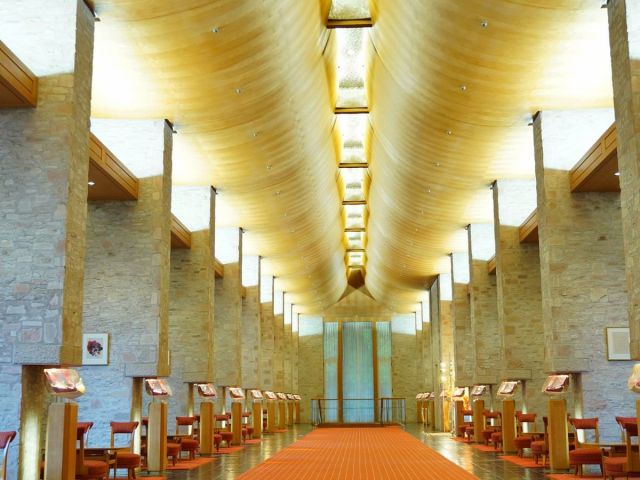 【ホテル内メインロビー】名建築家 村野藤吾氏のこだわりが随所に見られます。広々としたラグジュアリーな空間をお楽しみください。