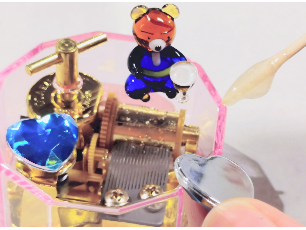 小物にボンドをつけて接着します