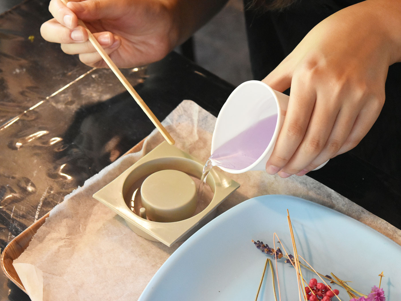 型の中に液体状のロウを流し込みます。