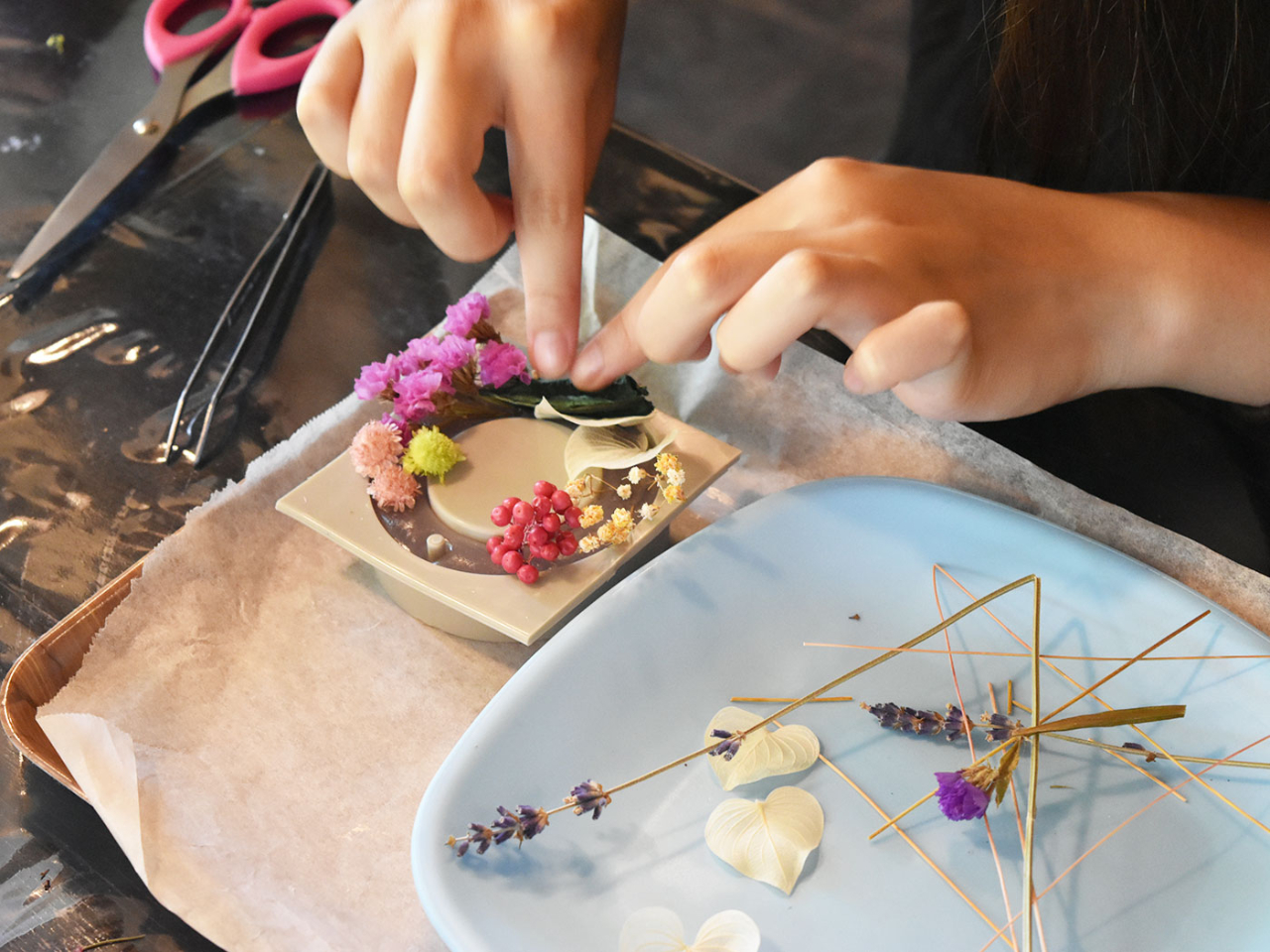 ロウの中にお好みのドライフラワーを埋め込みます。