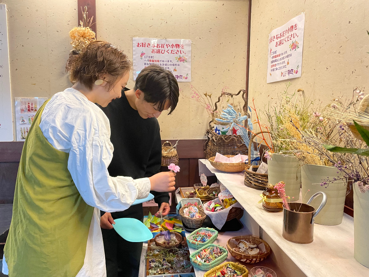 ビンの中に入れるドライフラワーを選びます