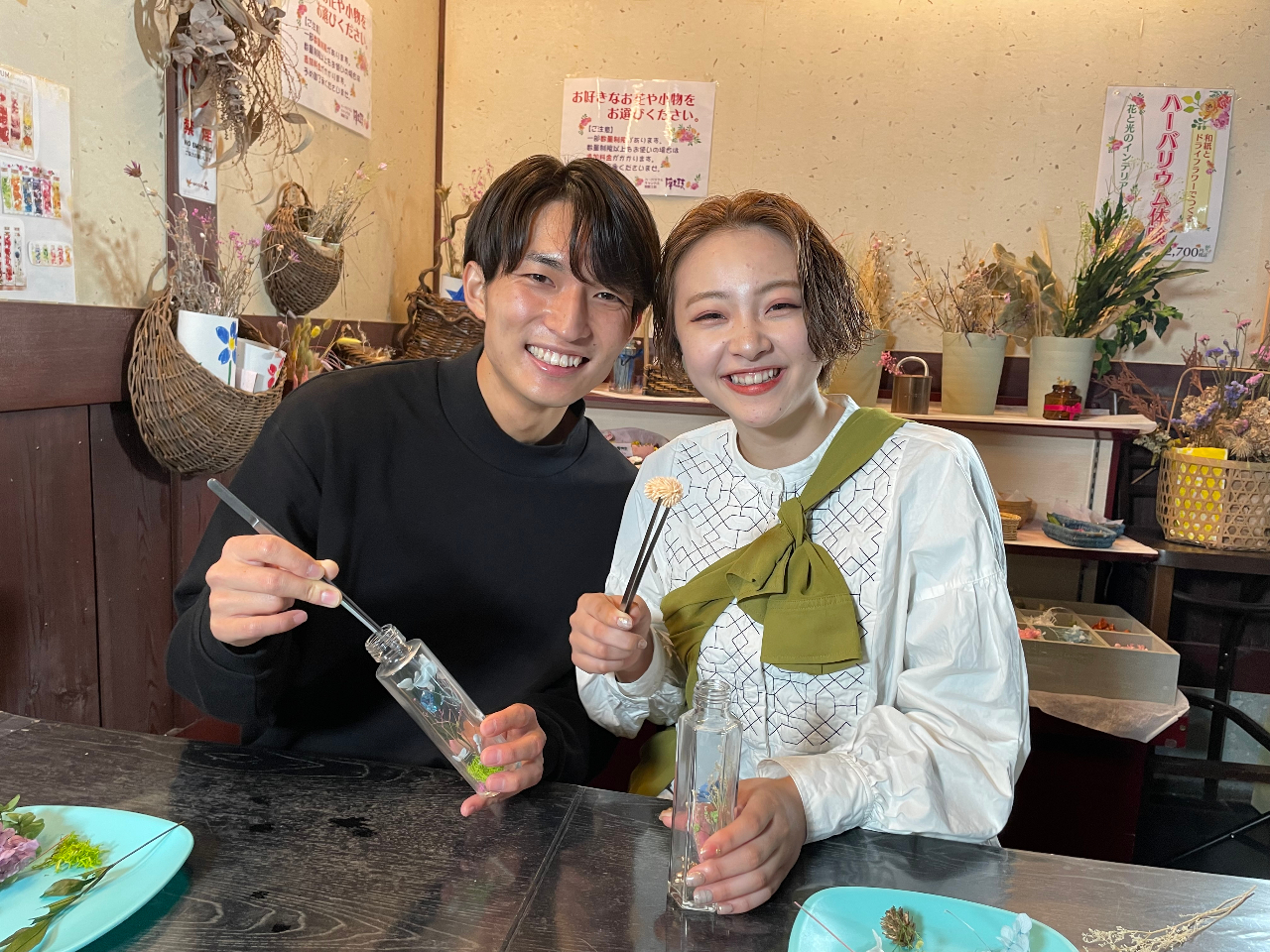 ボトルの中に選んだ花を差し込みます。