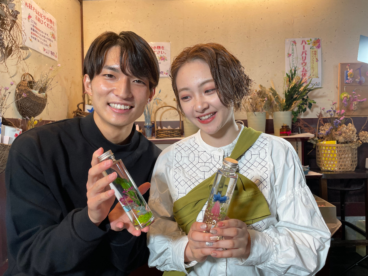 インテリアフラワーとして人気のハーバリウムを創ります。