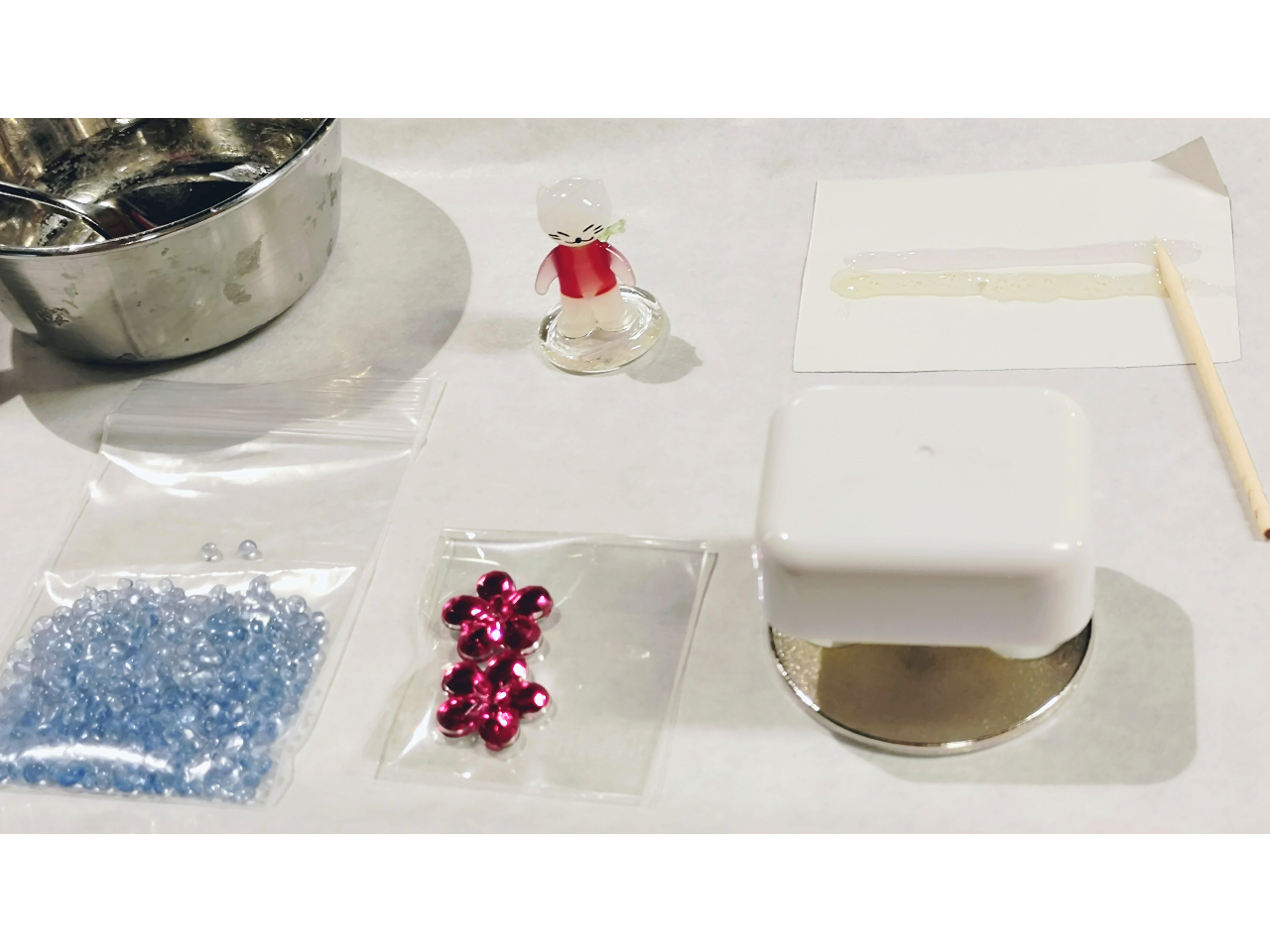 ホワイトオルゴール、ガラスの砂、デコパーツ、ガラス小物(550円)、ボンドの5点セットです。