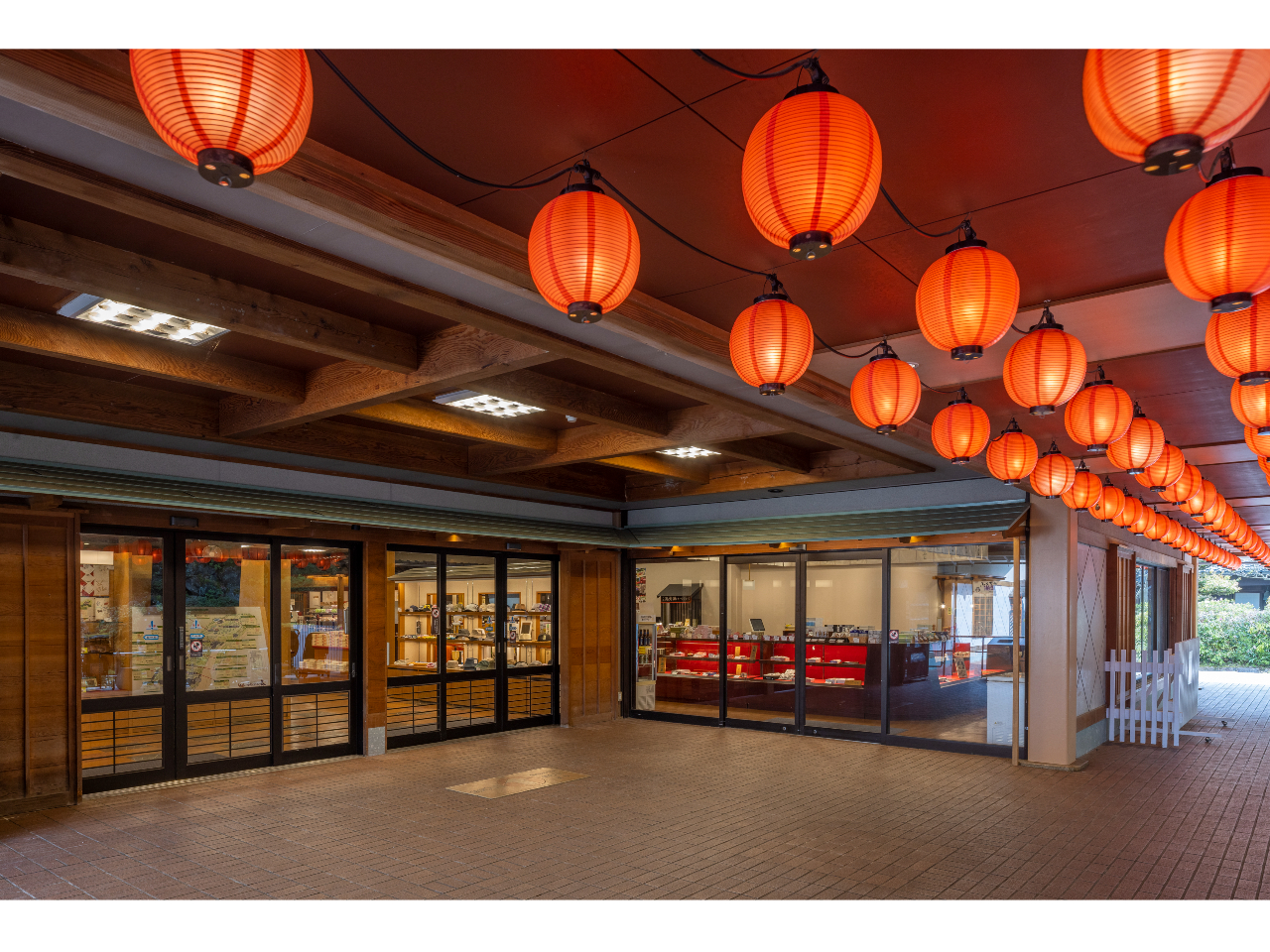 商家の館 赤いランタンが目印です