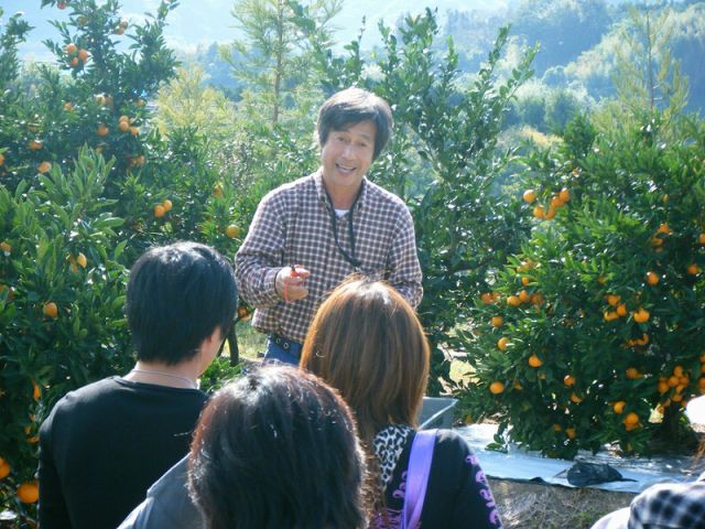 園地を管理されています土山さんによる注意事項や収獲についての説明です。終始和やかな雰囲気です。