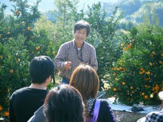 園地を管理されています土山さんによる注意事項や収獲についての説明です。終始和やかな雰囲気です。