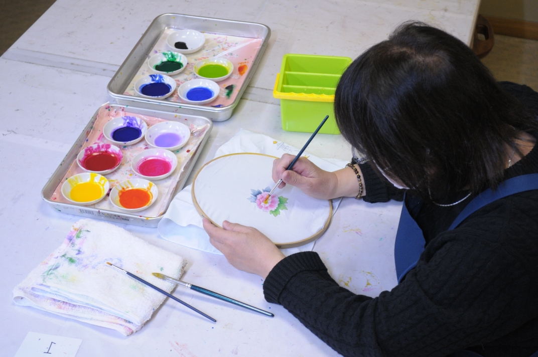 【手描き友禅】 ちょっとだけ友禅作家の気分でハンカチ作り 《料金(体験料+入館料...