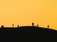 夕陽を楽しむ人たちのシルエット