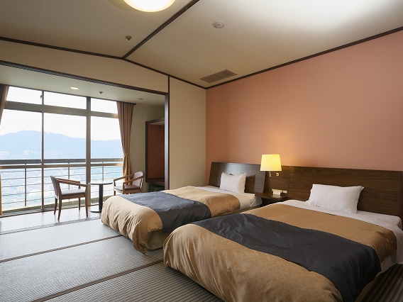 ��̏�Ƀx�b�h��u�������났�̋q���B�o�X�E�g�C�������B