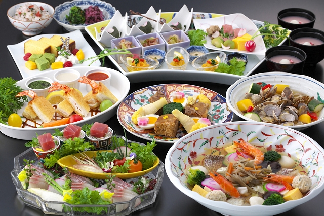 海鮮卓袱「孔雀」。長崎の伝統料理を現代風にアレンジ、長崎の海鮮をたっぷり使った創作料理です。