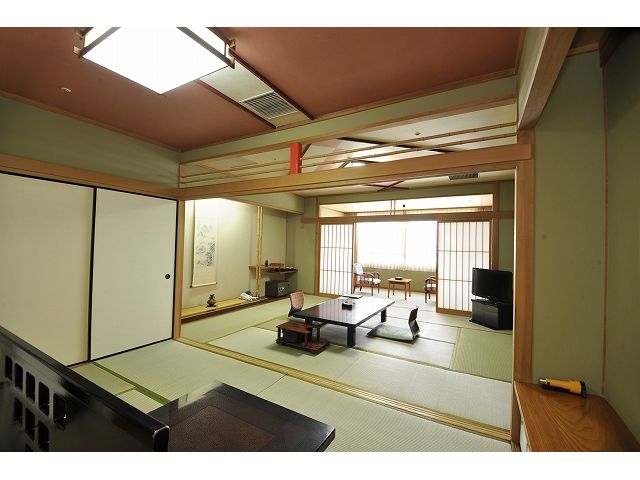 和室は10畳と6畳の2間。約70uのゆとりの空間です。もちろん全室から夜景眺望。