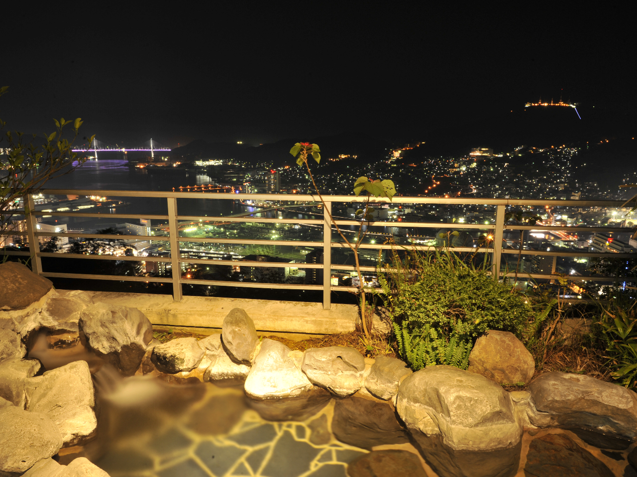 長崎港を中心に夜景を望む展望露天風呂