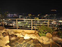 長崎港を中心に夜景を望む展望露天風呂