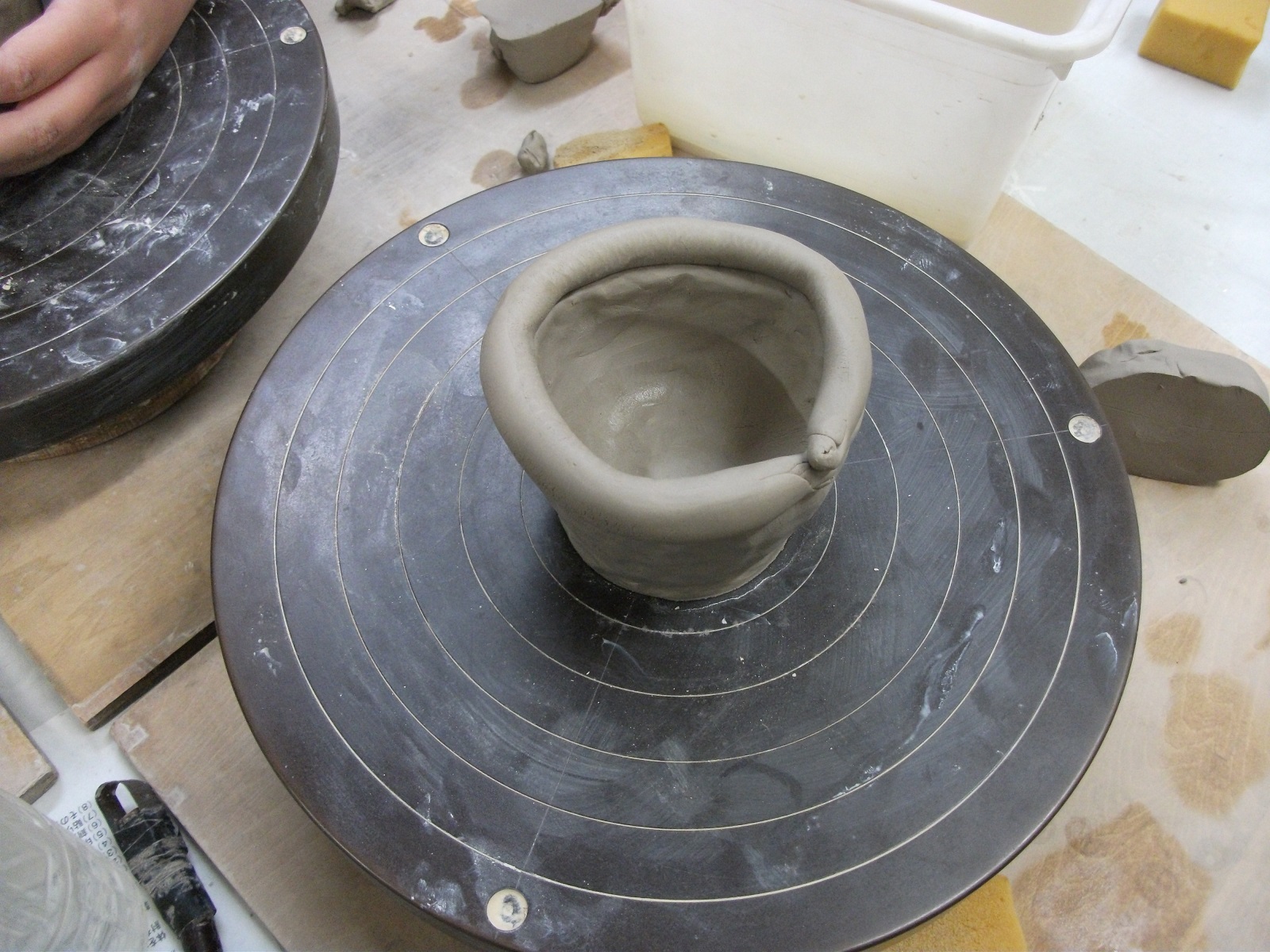 湯呑、茶碗、マグカップ、お皿(15cmくらい)のいずれか1点を当日選んでいただきます。