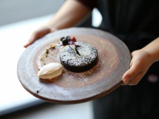 お店に到着したら、早速、おいしい珈琲とスイーツを「備前焼のうつわ」でいただく♪ うつわの焼き上がりは2種類から選べます。