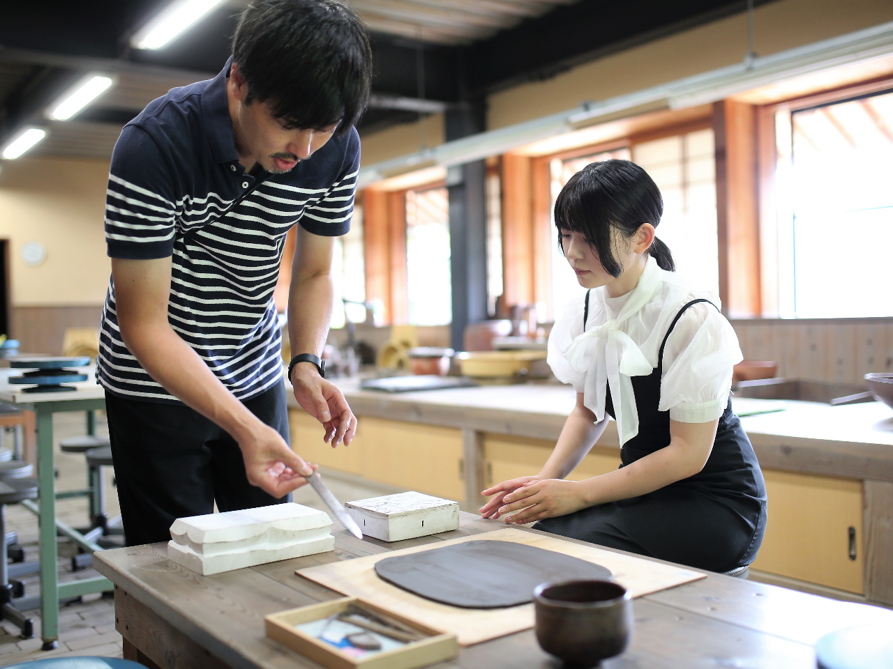 備前焼マイスターが素敵なうつわづくり体験をサポート。初めての方でも素敵な作品ができるのが嬉しい。
