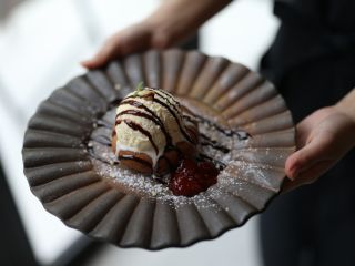 お店に到着したら、早速、おいしい珈琲とスイーツを「備前焼のうつわ」でいただく♪ こちらのコースはヒダスキ焼成になります。