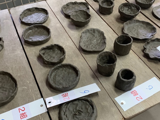 陶芸体験で製作された作品は、乾燥させて窯詰めされます!