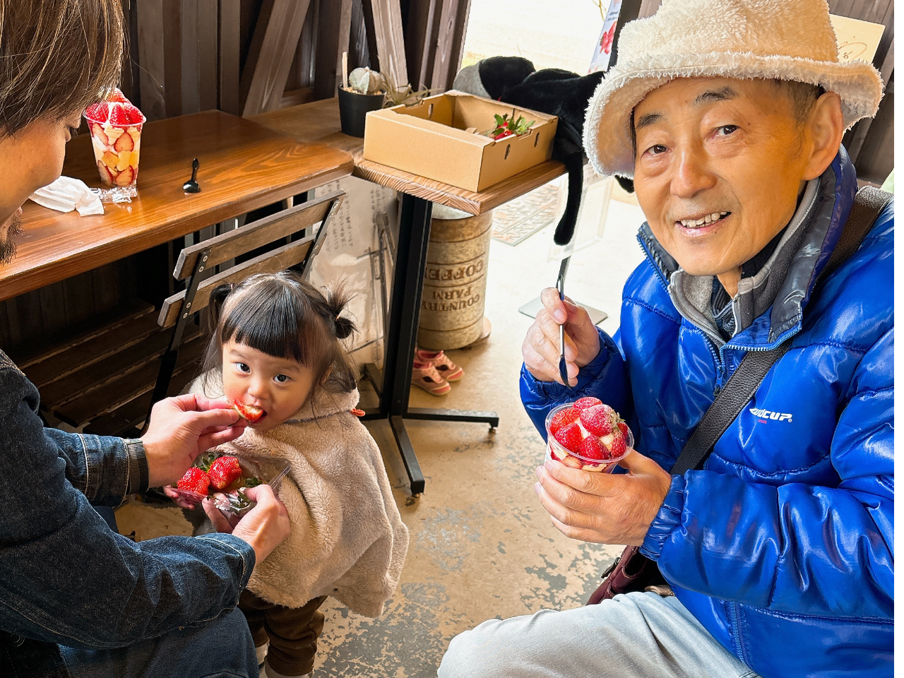 ������̃v�����̓r�j�[���n�E�X���ł̈��H�ƂȂ�܂��B