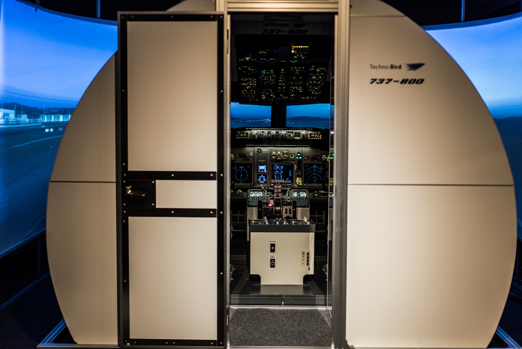 �{�[�C���O737-800�̃R�b�N�s�b�g�o����