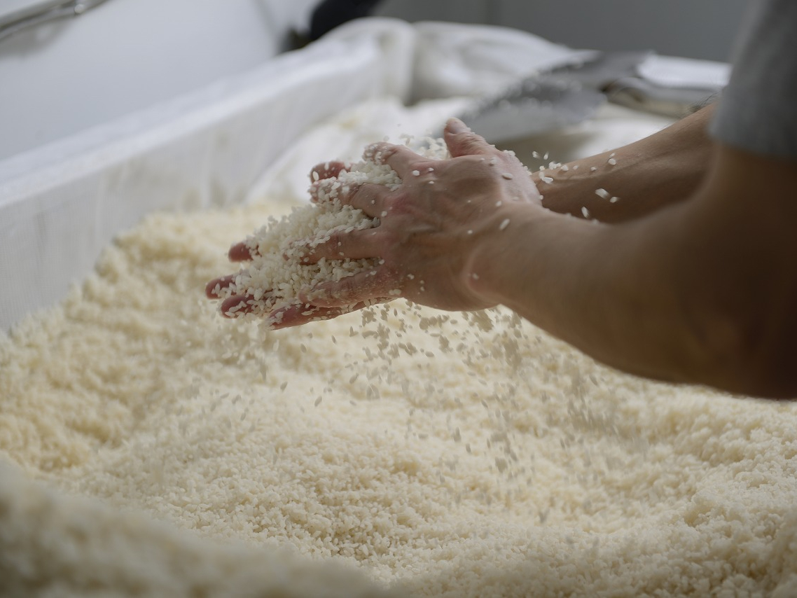 創業140年の老舗麹屋の生麹を使って味噌作り