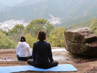 八畳岩から尾鷲市街を見ながらヨガ体験